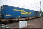 Blick auf einen Flachwagen für Sattelauflieger (hier LKW Walter), der in dem Papierzug nach Rostock im Bahnhof Merseburg eingereiht ist.