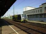 Tw 916 der Burgenlandbahn durchschleicht am 03.09.2011 den Bahnhof Merseburg in Richtung Sden.