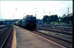 140 060-5 1982 mit Eilzug Karlsruhe-Stuttgart bei der Einfahrt im Bahnhof Mhlacker (Vielen Dank fr den Hinweis). Man achte auch auf die Zugzusammenstellung. Hinweis: eingescanntes Dia