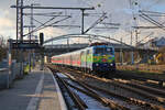 DB Gebrauchtzug 111 074  Hilde  erreicht mit dem WFL-Ersatzzug auf dem MEX17a den Bahnhof Mühlacker auf der Fahrt von Pforzheim Hbf nach Bietigheim-Bissingen. (20.01.2023)