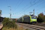 Mit einer RoLa (Freiburg (Brsg) Rbf - Novara Boschetto) fuhr am Nachmittag des 13.10.2017 die Re 485 017-8 zusammen mit Re 485 016-0 durch den Bahnhof von Müllheim (Baden) in Richtung Basel.