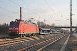 Mit einem leeren Autotransportzug (Basel Bad Bf - Mannheim Rbf) fuhr am Nachmittag des 28.02.2019 die 185 100-5 durch die Gleisanlagen vom Bahnhof Müllheim (Baden) im Markgräflerland in