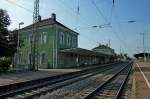 Mllheim im Markgrflerland, der Bahnhof, an der vielbefahrenen Rheintalstrecke, die demnchst vierspurig ausgebaut werden soll, Aug.2011