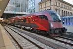 RJ66 von Budapest-Keleti hat am Abend des 13.8.2017 den Münchener Hauptbahnhof erreicht. Zuglok war 1116 223-9.