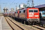 111 056-8 fährt am Morgen des 15.8.2017 mit 111 184-8 und der RB59087 von	Nürnberg Hauptbahnhof in den Münchener Hauptbahnhof ein.