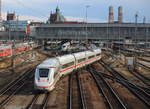 Der Neuling.
Tz 9010 verlässt als ICE nach Hamburg den Hauptbahnhof der bayrischen Landeshauptstadt.

München Hbf, 14. Dezember 2017