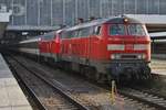 218 428-1 und 218 419-0 stehen am 6.1.2018 mit dem EC194 von München Hauptbahnhof nach Zürich HB im Startbahnhof bereit.