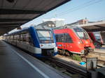 VT 174 der BRB nach Füssen neben ET 2442 723 mit RB nach Kochel in München Hbf, 20.09.2020.