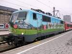 111 039 mit Werbung für den Deutschen Alpenverein und einem aus n-Wagen bestehenden Regionalzug nach Innsbruck warten am Morgen des 5.4.2013 in München Hbf auf die bevorstehende Abfahrt.