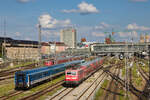 111 114 rangiert mit Dostogarnitur am 21.08.2022 im Münchener Hbf.