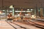 Auf Gleis 9 wartet 110 324 mit RE 30107, auf Gleis 6 wartet RE 30031 darauf, Mnchen Hbf zu verlassen.