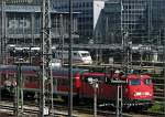 Das totale Chaos -     Masten- und Leitungsgewirr des Münchener Hauptbahnhofs.