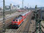 218 440 mit dem RB 27045 nach Mhldorf (Oberbayern) bei Ausfahrt aus Mnchen Hbf., aufgenommen von der Donnersbergerbrcke; 05.04.2011  