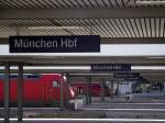 Mnchen Hbf mal anders. Bahnhofs Schilder in Reih und Glied am 11.08.11