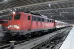 Die DB Cargo 140 677-6 mit der CNL nach Amsterdam / Paris in Mnchen HBF am 24.01.2013