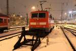 Die 111 049-3 steht solo mitten im Schnee in Mnchen HBF am 16.02.2013