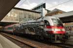 1216 020, mit alter Lackierung und mit BB EC 189, am 11.07.13 in Mnchen Hbf.