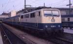 111001 am 12.6.1987 um 18.58 Uhr vor dem E nach Mittenwald im Hauptbahnhof München.