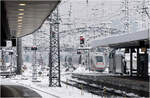 Noch ein Schneebild aus München - 

Ein schneefreier ICE 4 verlässt den Münchener Hauptbahnhof und schlängelt sich unter schneebedeckten Oberleitungsanlagen durch das dortige Vorfeld.

20.02.2026 (M)