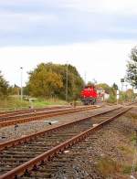 278 005-4 nhert sich dem Feldwegbahnbergang an der westlichen Ausfahrt des Bahnhof Rheindahlen.