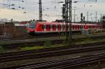 Als S8 verlässt der 422 067-9 am 21.12.2013 Mönchengladbach Hbf nach Hagen.
