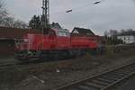 SGL 261 313 abgestellt mit einen Niederbordwagen auf Gleis 14 im  Bahnhof Neckarelz.