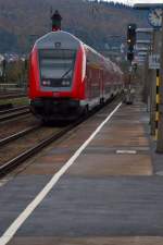 Nachschu auf die RE nach Stuttgart bei der Ausfahrt aus Neckarelz. 3.11.2012