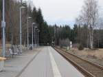 3.4.2010 17:16 Blick ber den Bahnsteig von Muldenberg Floplatz in die Ferne, wobei ich finde das der Bahnsteig viel zulang fr die kleine Vogtlandbahn ist.