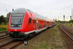 DABpbzfa mit Schublok 146 030 der Elbe-Saale-Bahn (DB Regio Südost) als RE 16203/RE 16311 (RE20) von Salzwedel erreicht seinen Endbahnhof Naumburg(Saale)Hbf auf Gleis 3.