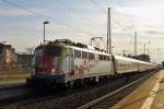 110 329-0 verlsst am 26.3.2010 mit IC 1853 nach Halle den Bahnhof Naumburg. Schwesterlok 110 325 wartet derweil schon auf die Verschrottung.