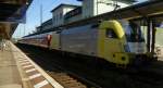 Geschoben von ES 64 U2-013 (182 513-2) fährt die RB 16321 von Eisenach nach Halle/S. Hbf am 01.10.2011 am Gleis 1 in Naumburg/S. Hbf ein.