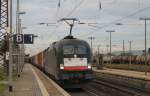 ES 64 U2-065 (182 565-2)der MRCE zieht am 13.10.11 einen Containerzug durch Naumburg (Saale) Hbf in Richtung Weißenfels.