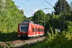 Am Samstag den 2.5.2020 um 18:17 Uhr fährt 425 229-2 als Führungsfahrzeug eines nach Kaiserslautern fahrenden S2 Zuges in Neckargerach ein.