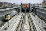 Blick vom Steg nach Osten zum Zugangsbauwerk am anderen Bahnhofsende.