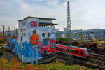 Neubrandenburger Stellwerk im neuem Glanz mit vorbeifahrender BR 623 der Stadttore-Linie.