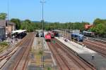 Der Blick über den Bahnhof von Neuenmarkt-Wirsberg wo von links nach rechts die 212 034-3 und 212 310-7 mit ihrem Giftzug stehen, 641 029 und 641 039 mit ihrem RE auf die Abfahrt warten und der