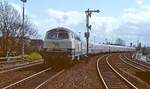 Mit einem Intercity nach Westerland fährt 218 124-6 am 27.04.1985 in den Bahnhof Neumünster ein.