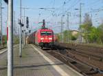 185 335-7 mit einem gemischten Gterzug aus Flensburg  kommend bei der Durchfahrt durch den Bahnhof Neumnster nach Hamburg am 23.04.2009