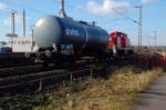 Mit einem Kesselwagen der VTG hat soeben die 294 669-7 auf dem Fernbahngleis den HP Neuss am Kaiser erreicht. 8.2.2011