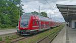 Der RE5 nach Elsterwerda beim Zwischenhalt im Neustrelitzer Hbf.