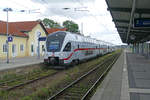 Ein IC17 nach Dresden Hbf beim Zwischenhalt in Neustrelitz Hbf.
Aufgenommen im Juli 2020.