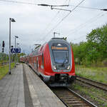 445 008 als RE5 nach Rostock fährt gerade am Hauptbahnhof in Neustrelitz ein.