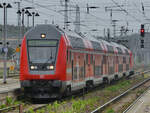 RE5 nach Elsterwerda fährt gerade am Hauptbahnhof in Neustrelitz ein.