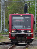 Der Triebzug VT504 002 Mitte Mai 2021 bei der Ankunft am Hauptbahnhof in Neustrelitz.