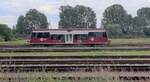 Der LVT-S 672 919 der Hanseatischen Eisenbahn steht am 06.07.2023 im Gleisvorfeld von Neustrelitz Hbf und wartet auf den nächsten Einsatz als RB 16 nach Mirow