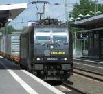 185 574-1 von Neubauer mit einem Containerzug am 26.06.2010 in Nienburg Richtung Sden.