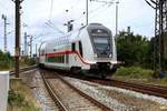 DBpbzfa 668.2 mit Zuglok 146 572-3 DB als IC 2435 (Linie 56) nach Leipzig Hbf bzw. RE 52435 nach Bremen Hbf wird von der Abstellung des Bahnhofs Norddeich nach Norddeich Mole bereitgestellt. [27.7.2017 - 15:28 Uhr]