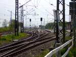 Die Gleisanlage in Norddeich Blckrichtung Emden Im Hintergund sieht man einen RE auf dem Abstellgleis.