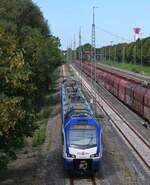 Die RS4 nach Bremen Hbf der NordWestBahn hat gerade den Startbahnhof Nordenham verlassen und fährt vorbei am Rangierbahnhof Nordenham.
Aufgenommen im August 2023.