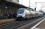 Abellio 442 606 mit Regionalexpress Bitterfeld - Kassel-Wilhelmshöhe (erstaunliche Streckenlänge für einen Regionalzug finde ich) am 20.12.2015 in Nordhausen. Die Körperhaltung der der kleinen und großen Fahrgäste ist nicht zufällig. Bei Laien (das vergisst der  Experte ) rufen die neuen Fahrzeuge doch recht viel Erstaunen und doch eine recht große positive Resonanz hervor. Ein Kind (ca. 6jahre) fiel mir an dem Tag auf der aufgeregt zu seinem Vater sagte:  Toll der silberne Zug kommt 